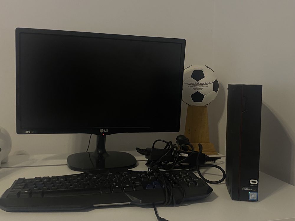 Komputer Asus w zestawie z monitorem i klawiaturą