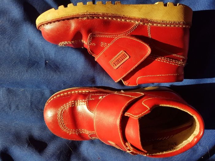 Botas/sapato tam.34 em pele vermelhas com fecho em velcro