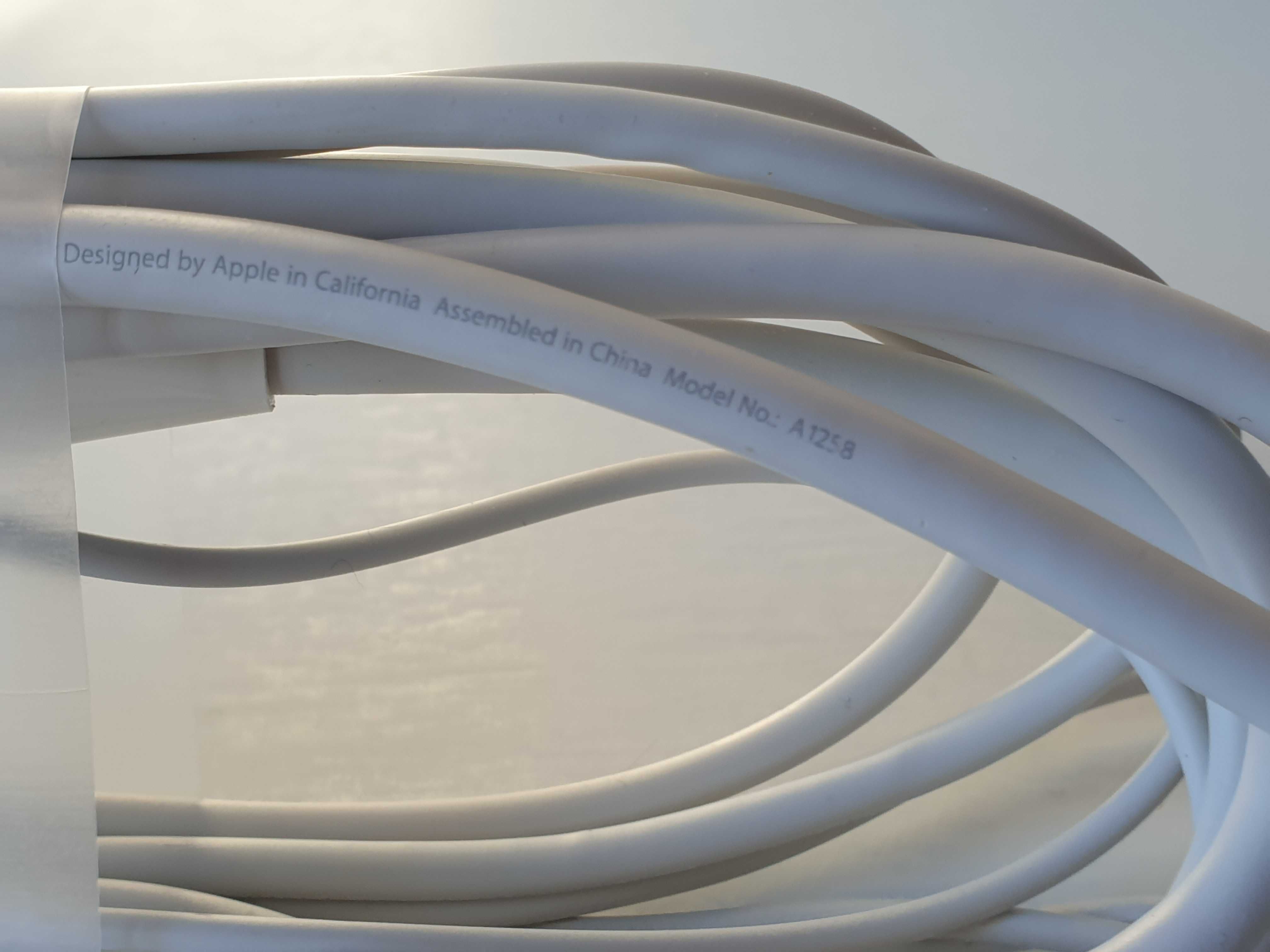 кабель Apple  30Pin  To 3-RCA / USB
