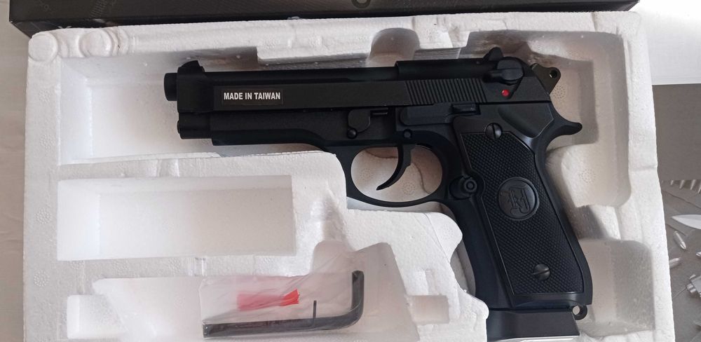 Pistola KJW full metal blowback airsoft Novo
