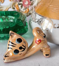 Figurka kot piękna stara ceramika szkliwiona