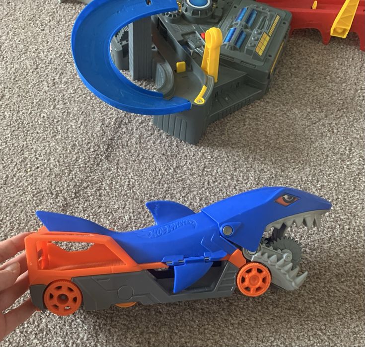 Трек Hot Wheels spin storm та вантажівка «Акуляча паща»