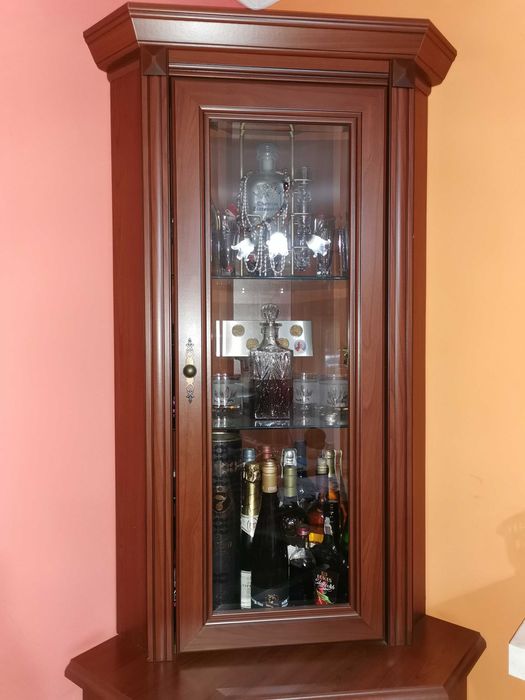 Witryna narożna w ciemnym kolorze