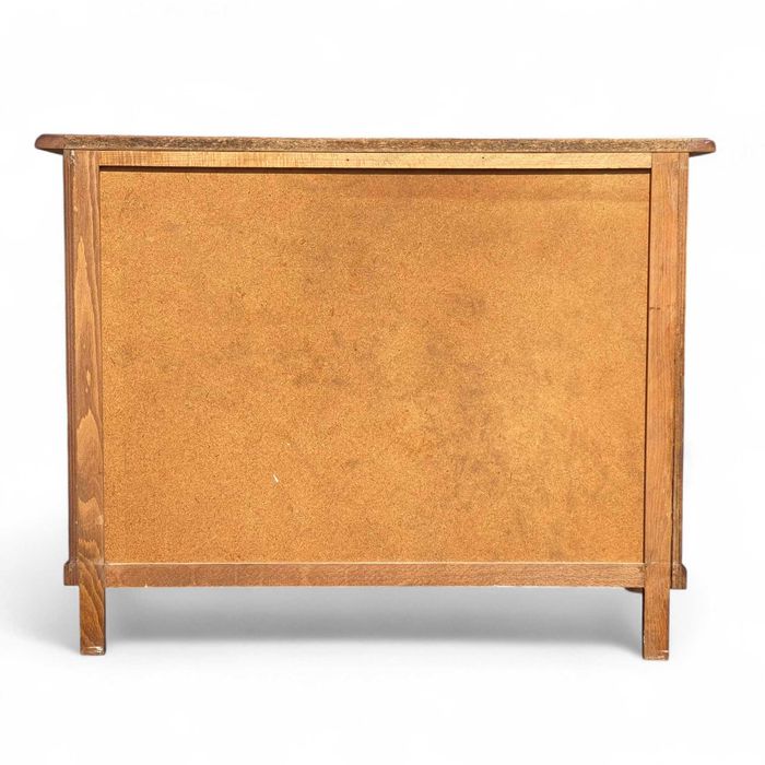 Stylowa brzuchata komoda na rzeźbionych nogach