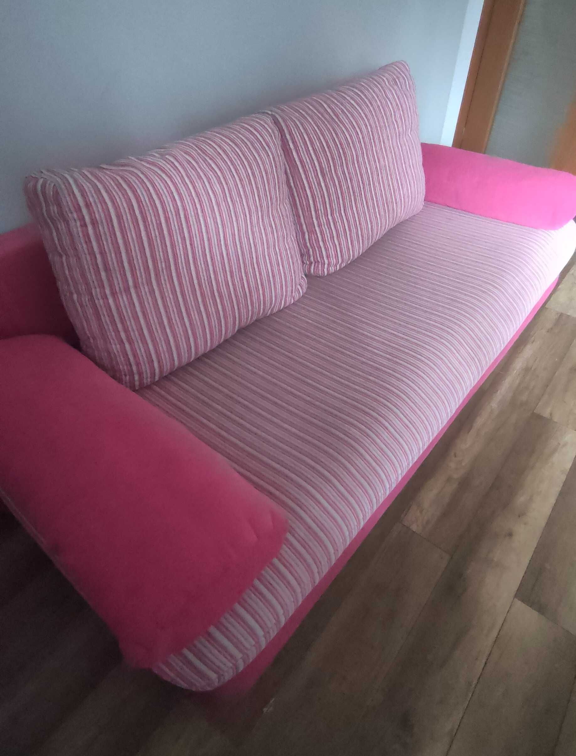 Różowa kanapa z poduchami