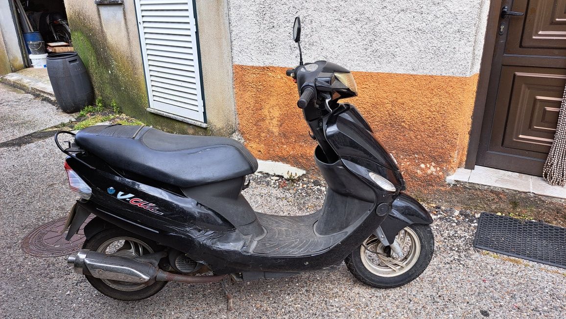 Scooter Peugeot V Clic (Avariada)