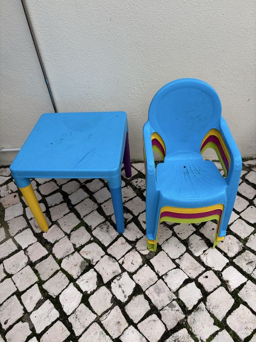 Conjunto de mesa e cadeiras para crianças