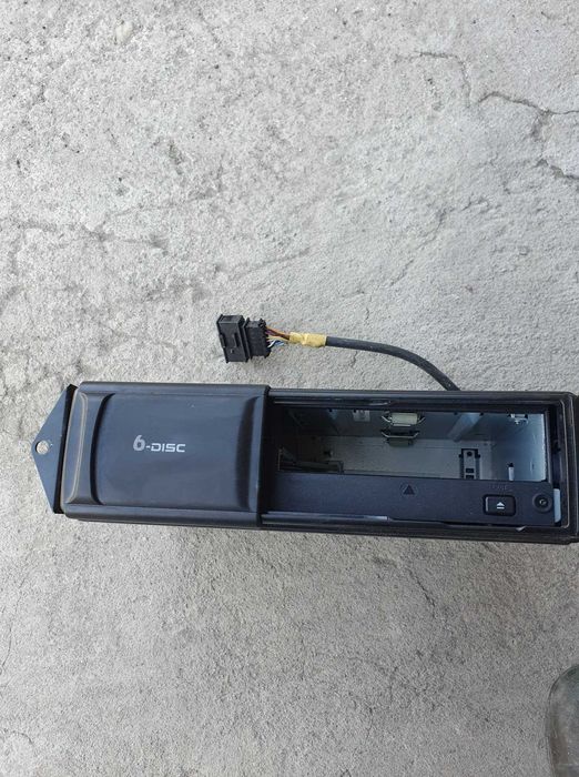 Dwie zmieniarki samochodowe CD