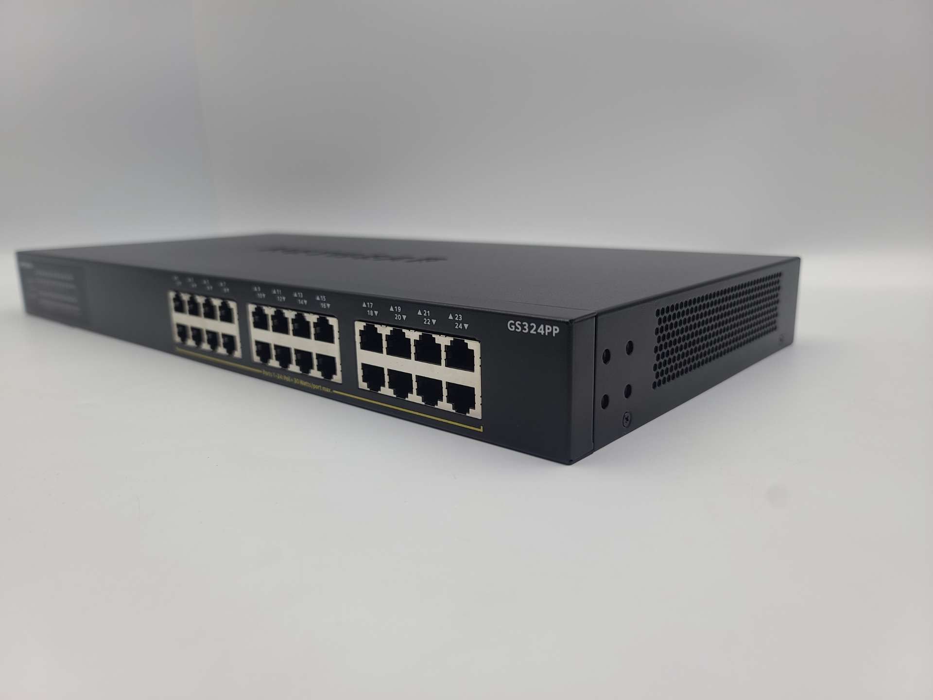 Switch niezarządzalny Netgear GS324P 24 porty