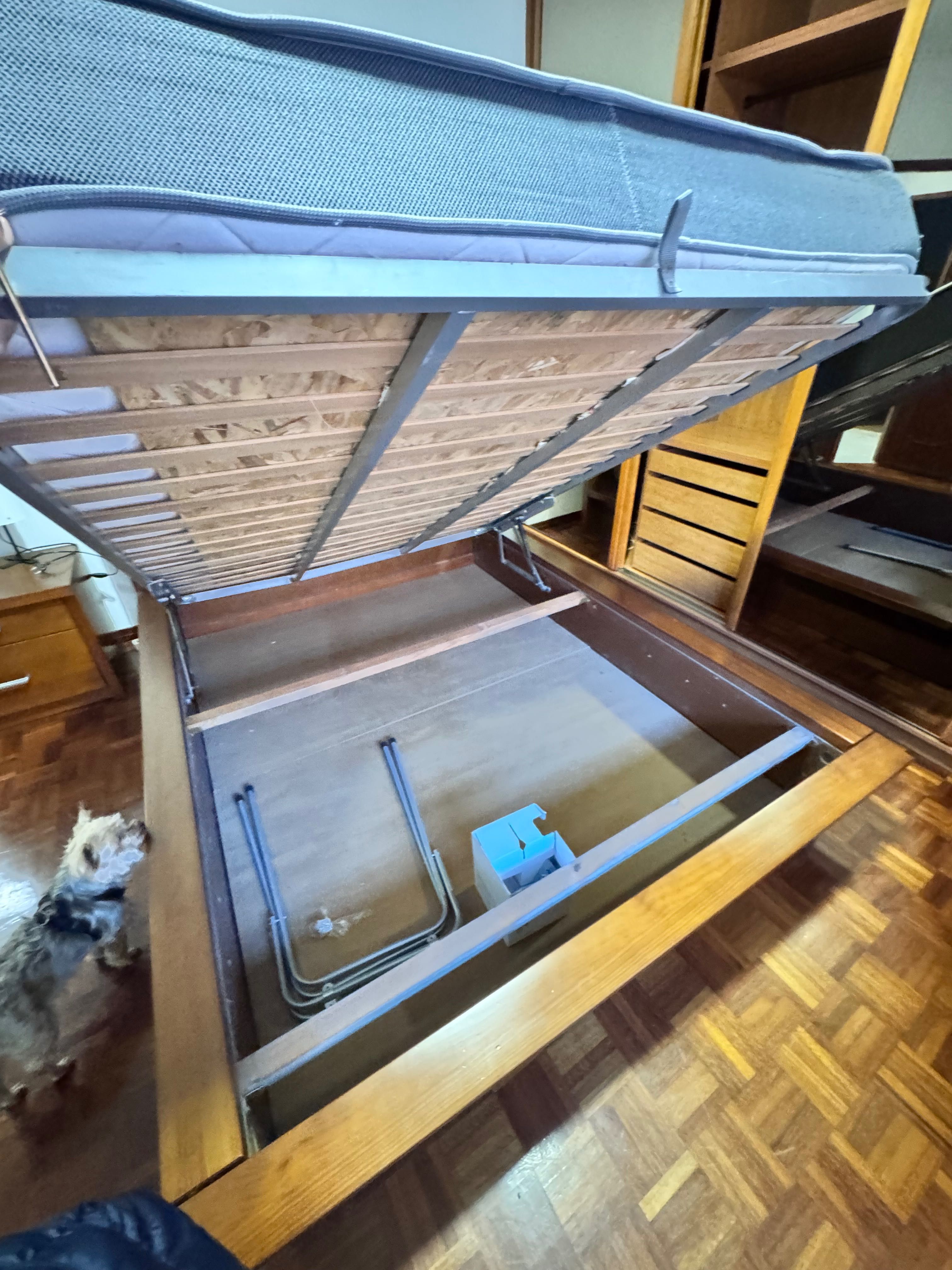 Mobília de quarto, somier cama, 2 mesas de cabeceira em madeira