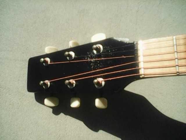 Гітара 6 - струнна. Налаштована майстром. Акорди беруться легко.