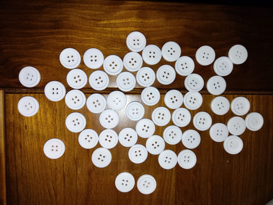 Vendo 50 Botões brancos