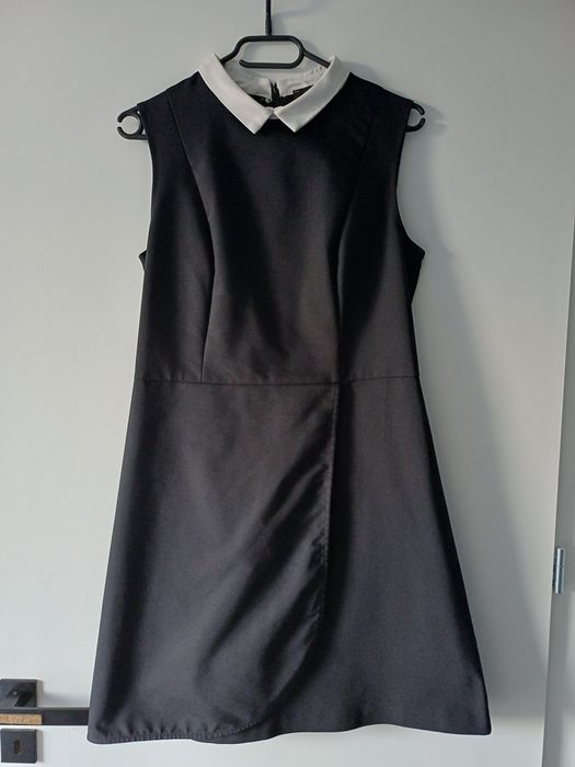 Mohito, Elegancka czarna sukienka z białym kołnierzykiem w bardzo dobr