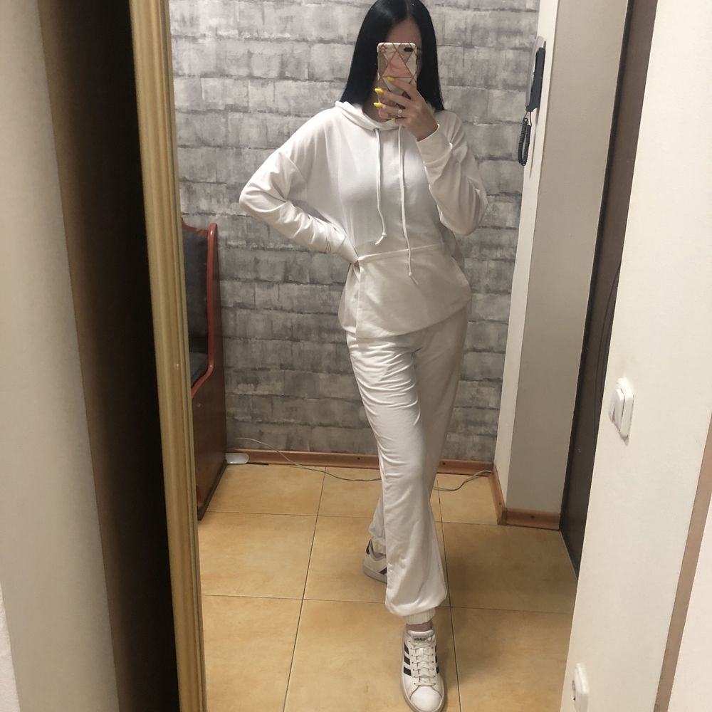 Новий жіночий білий костюм
