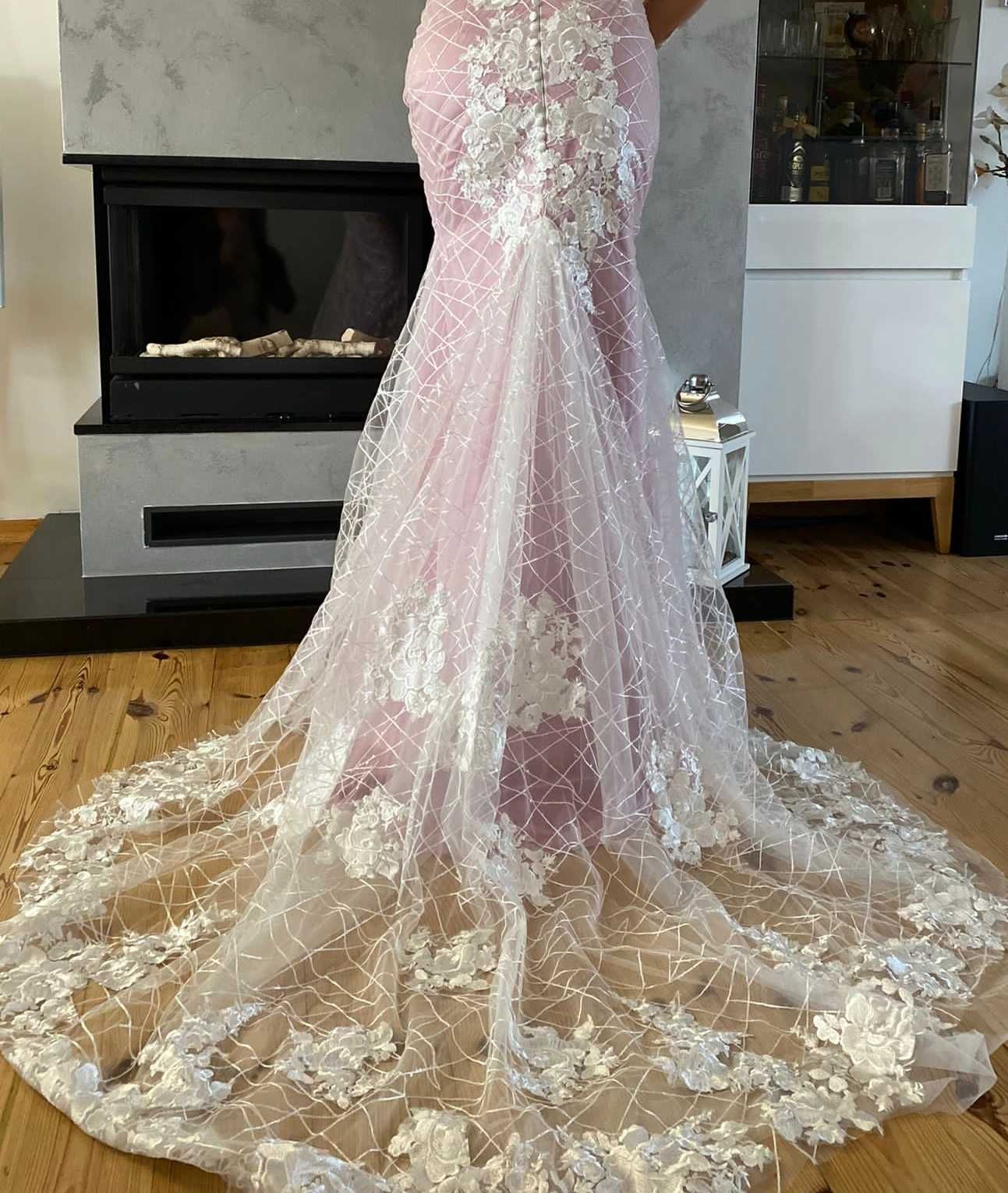 nietuzinkowa suknia ślubna