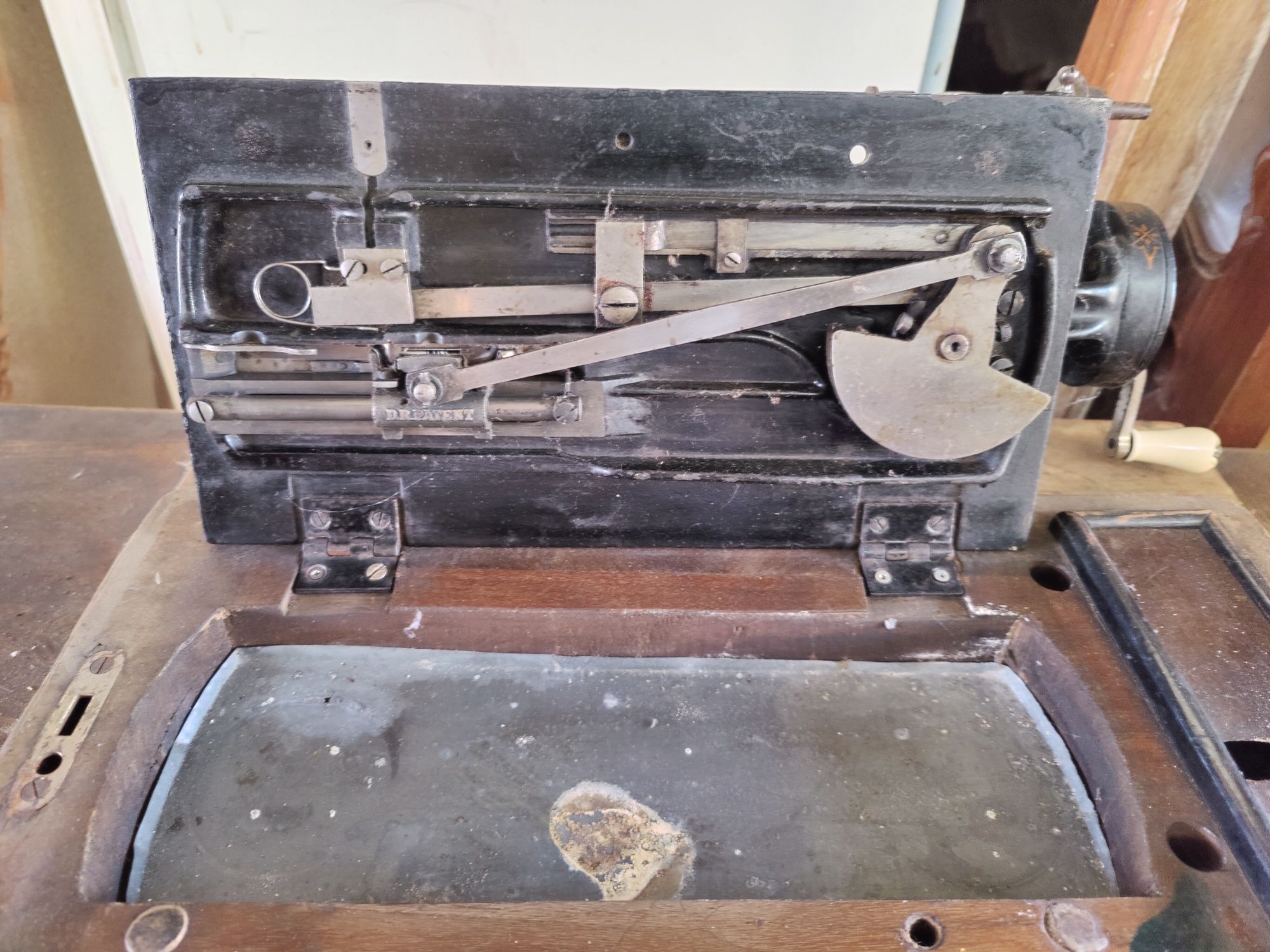 Старинная швейная машина Зингер