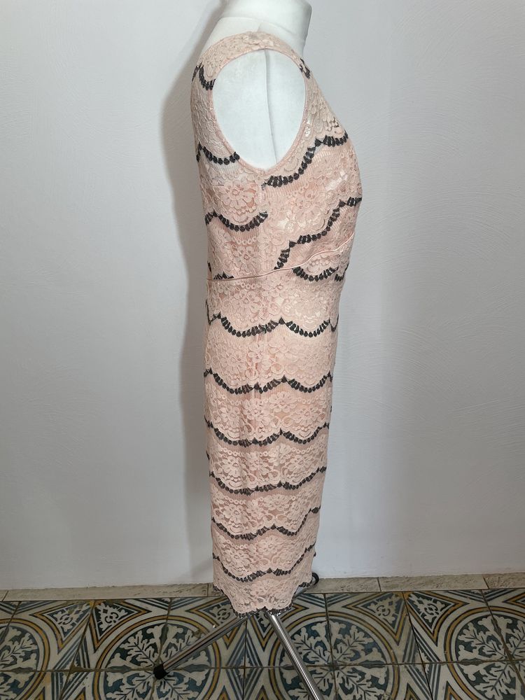 Piękna brzoskwiniowa koronkowa sukienka midi XL