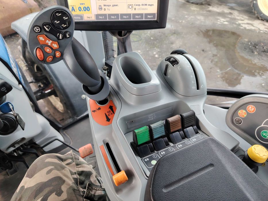 трактор New Holland 7070