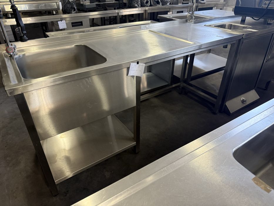 Bancada com pia lado esq. e sitio para maquina loiça e balde detritros