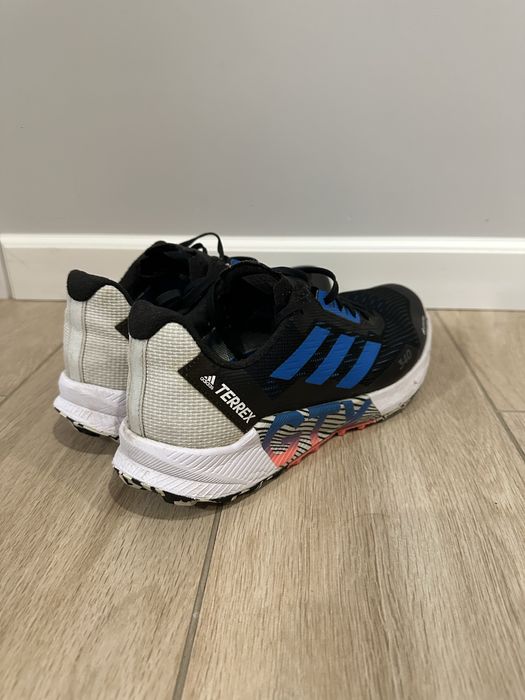 Adidas Terrex чорного кольору