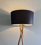 Lampa stojąca z czarnym abażurem
