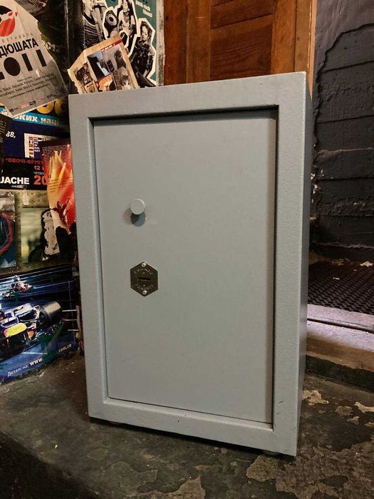 Сейф офісний 65х35х40 см (б/в, без ключів). Вага 25 кг.