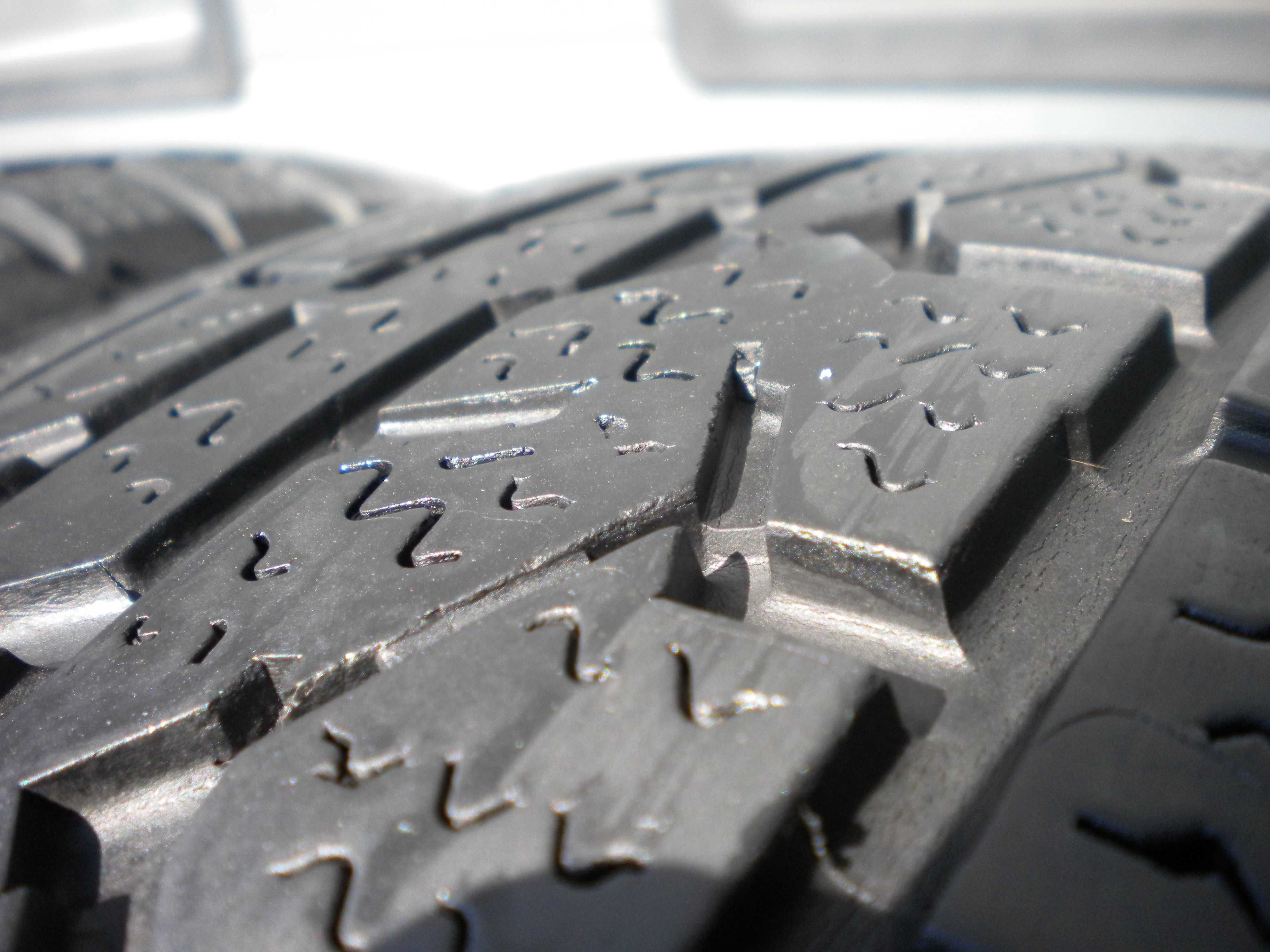 ! 4x Opony zimowe KUMHO I'ZEN RV ASYMMETRIC 215/70R16 100T