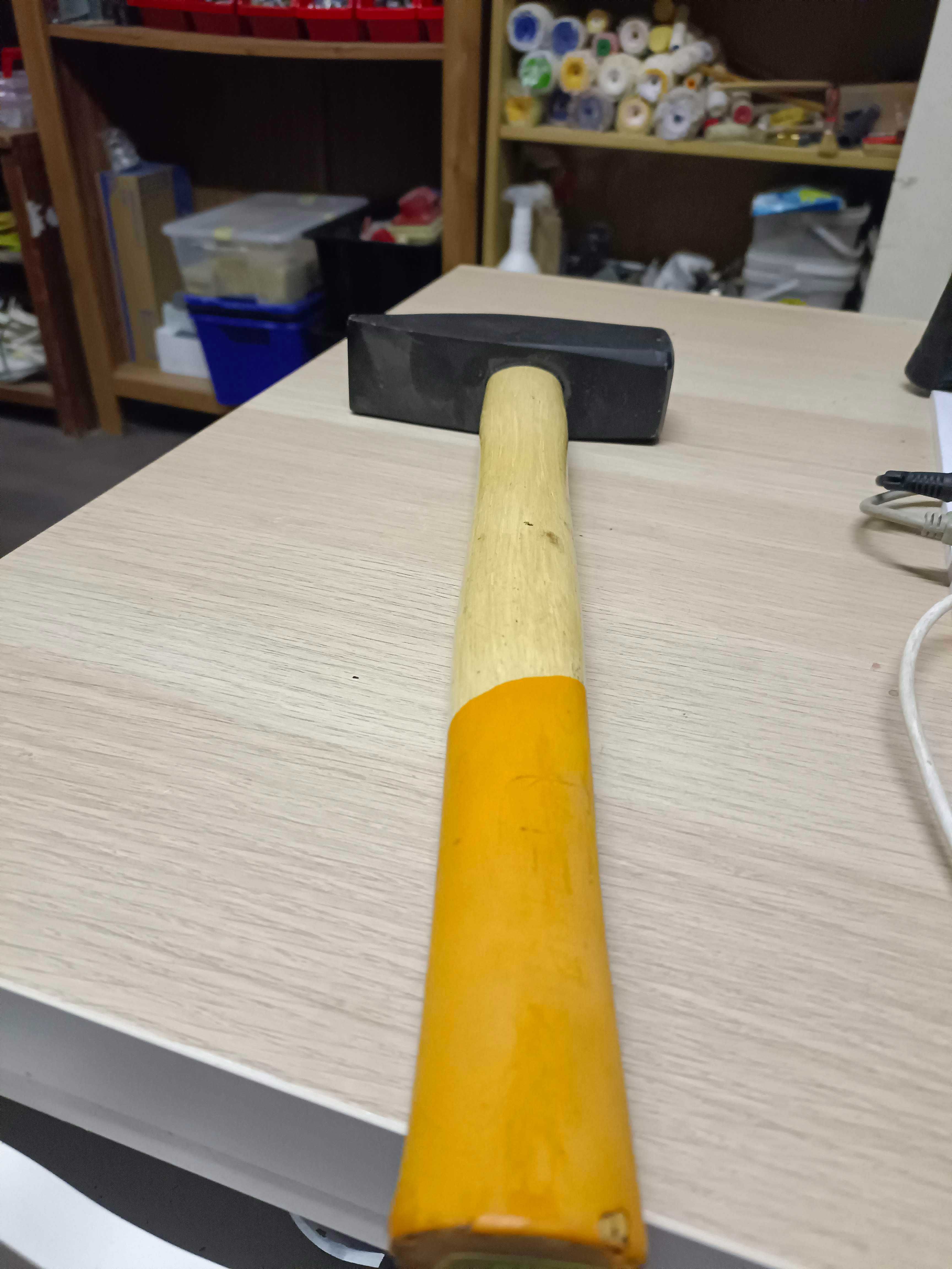 Młotek 1500g drewniany trzonek