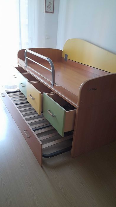 Cama de criança e secretaria