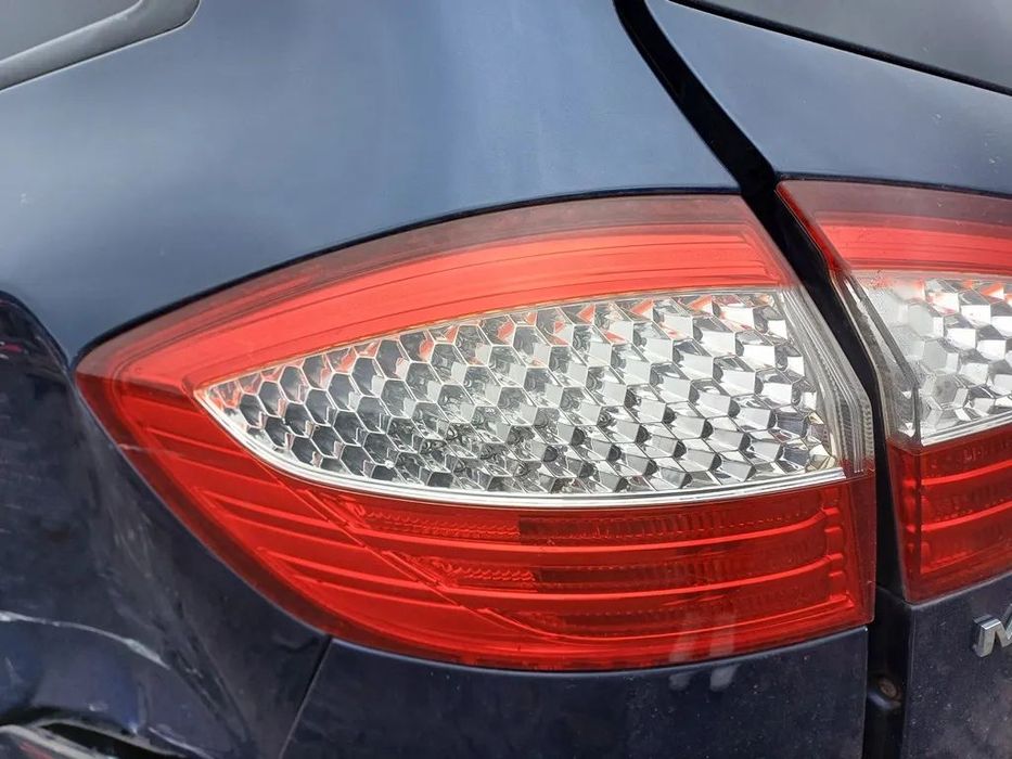 FORD MONDEO MK4 09r KOMBI LAMPA W BŁOTNIK LEWY TYŁ