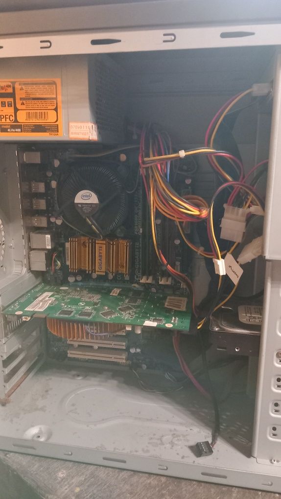 Komputer intel quad 8200 gforce 9600 gso ddr2 Win xp
