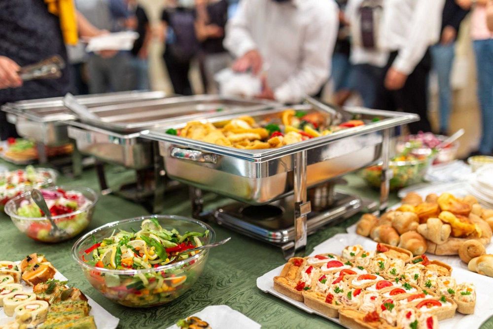 Catering: dietetyczny, okolicznościowy, bufety, usługi gastronomiczne.