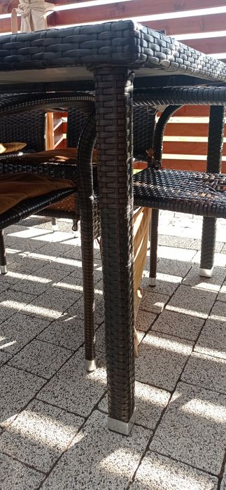 Stół ogrodowy technoratan z szybą hartowaną