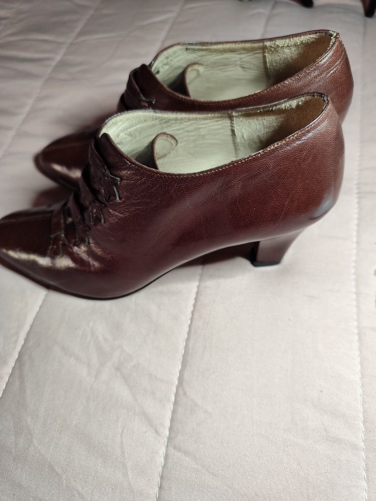 Vendo botins com apenas umas horas de uso