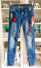 DESIGUAL oryginalne spodnie jeans 26 S naszywki NOWE