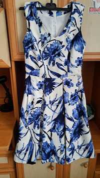 Sukienka idealna na komunię biała w niebieskie kwiaty
