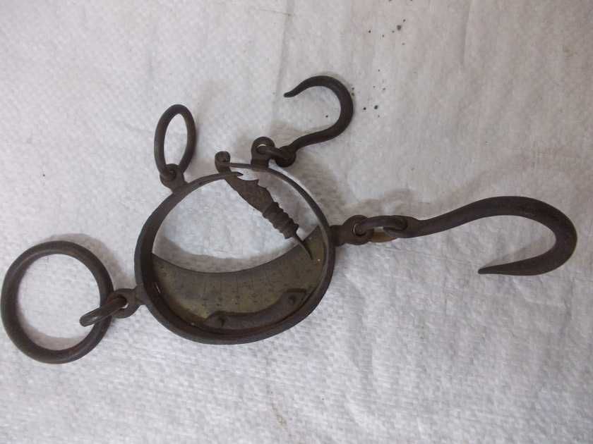 Zabytkowa waga hakowa księżycowa