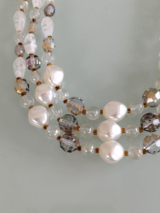 Lindo collar vintage em pasta de vidro e plástico.