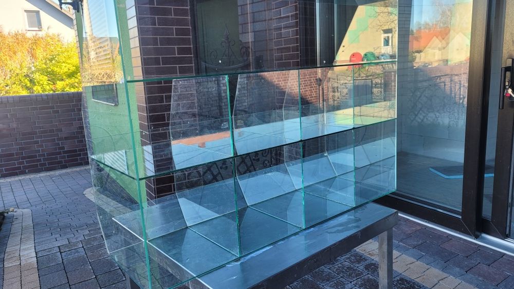 Szklana gablota/regał sklepowy