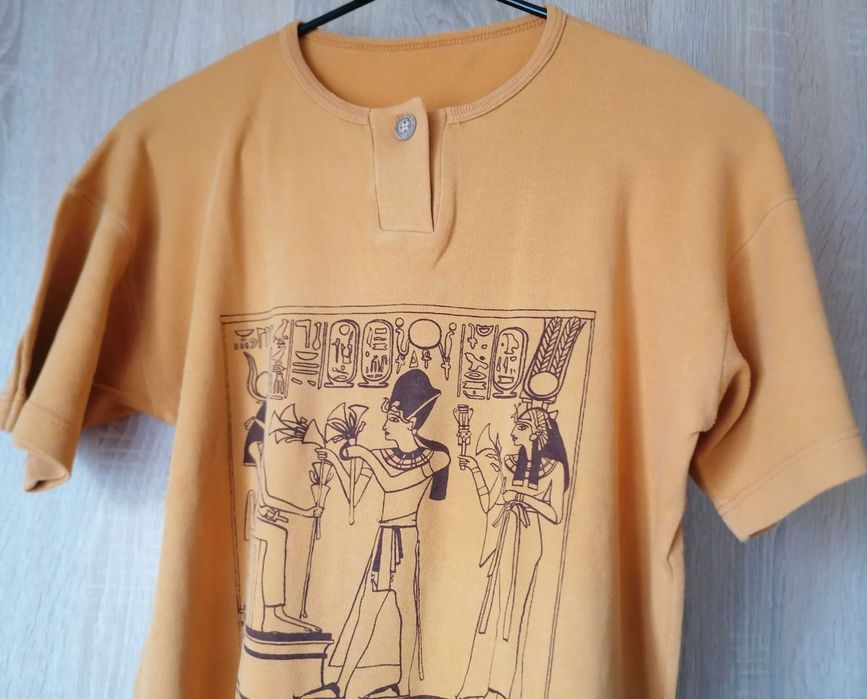 Bluzka z krótkim rękawem. Z przodu egipski nadruk,bawełna.