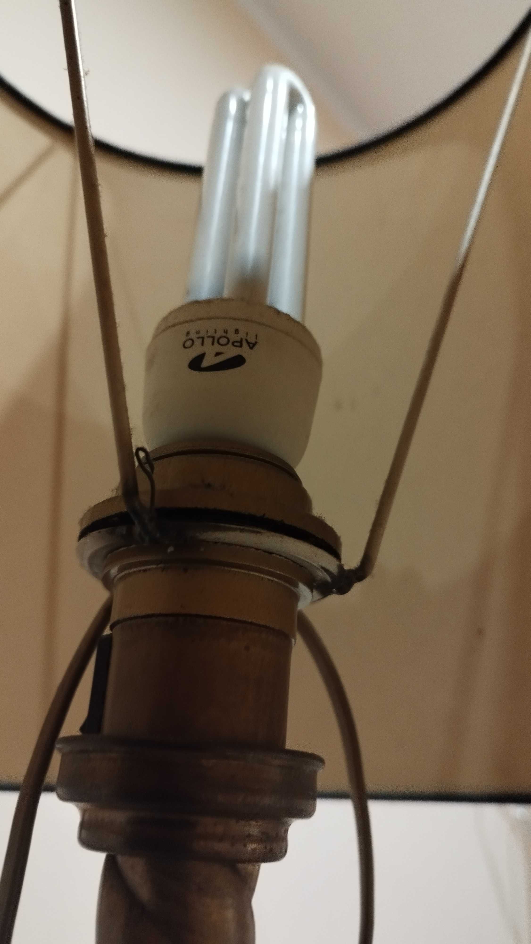 Kanapa w stylu kolonialnym plus stara lampa mosiężna