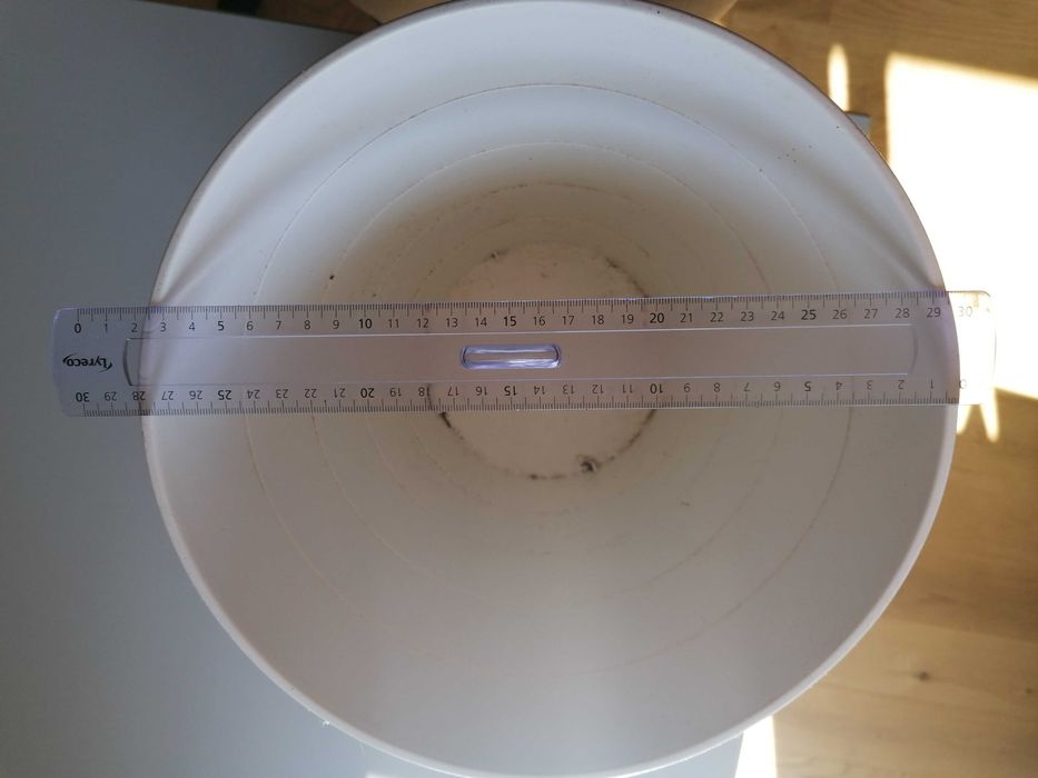 Duża, biała, plastikowa osłonka do doniczek Ikea