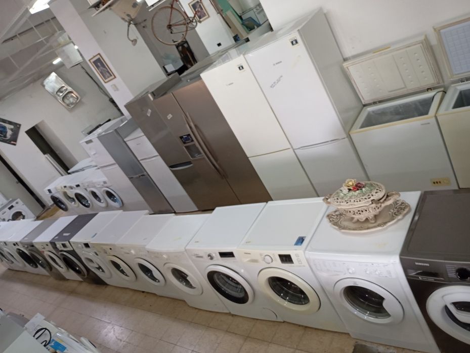 Varias máquinas de lavar roupa loiça e secar.