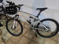 Bicicleta BTT Cube AMS Carbon mais capacete