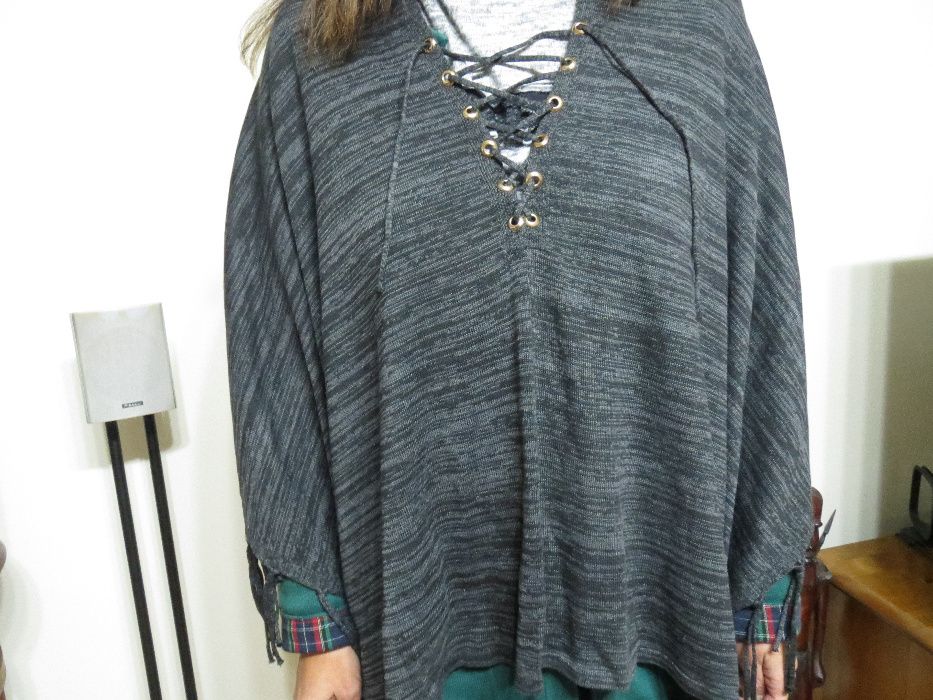 Poncho cinzento com atilhos e franja