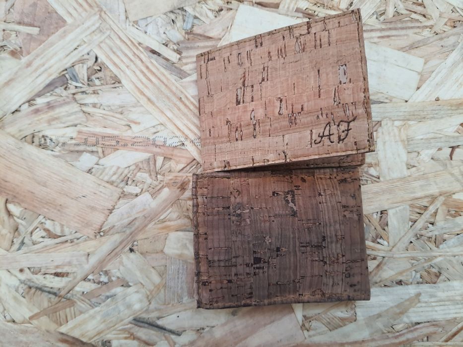 2 carteiras em cortiça