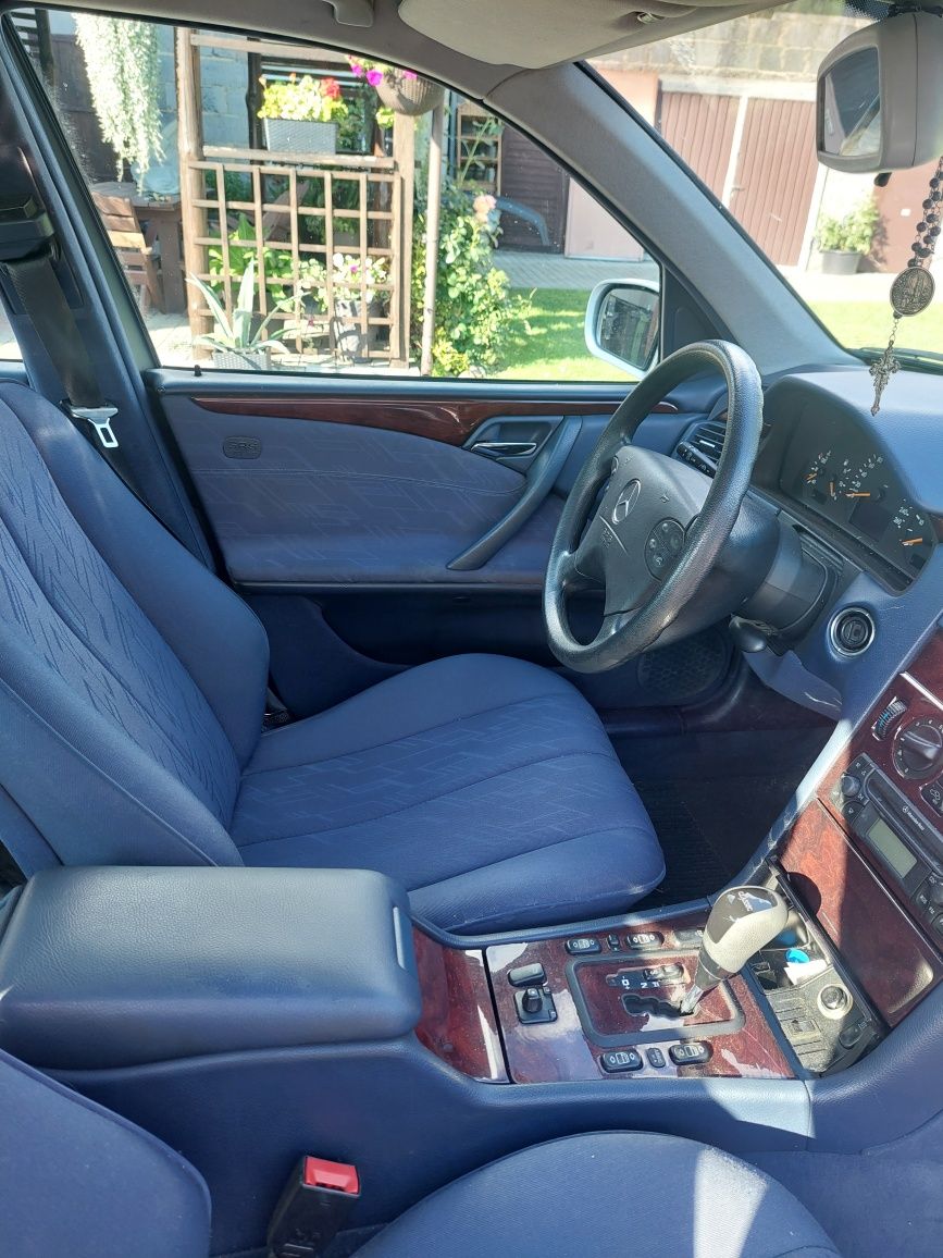 Mercedes-Benz 220