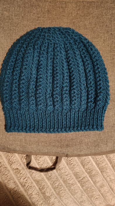 Жіночі шапочки ручної роботи.