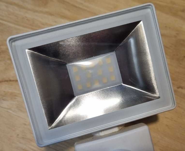 Lampa LED 10W - naświetlacz garażowy z czujnikiem ruchu