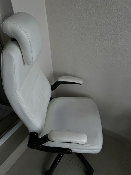 Fotel biurowy skórzany bialy, bardzo komfortowy. 1szt